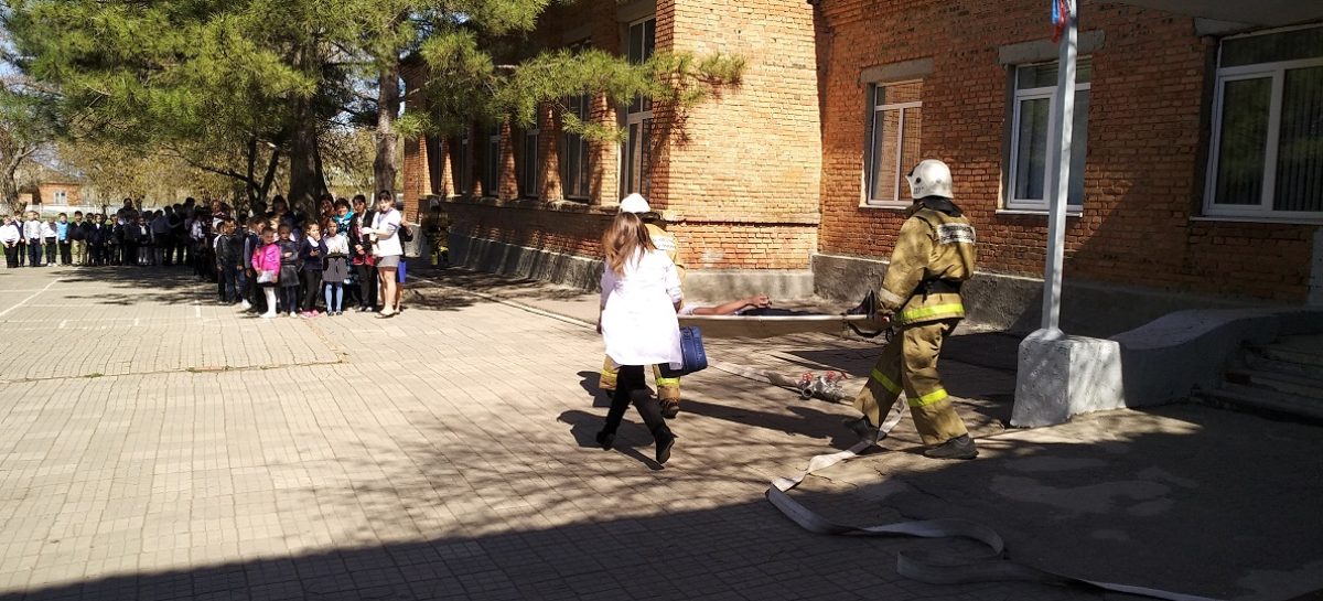 Детей учат поведению во время пожара