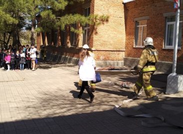 Детей учат поведению во время пожара