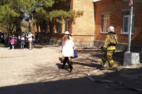 Детей учат поведению во время пожара