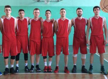 Кто — кого? В ДЮСШ идет городской чемпионат по баскетболу среди мужчин