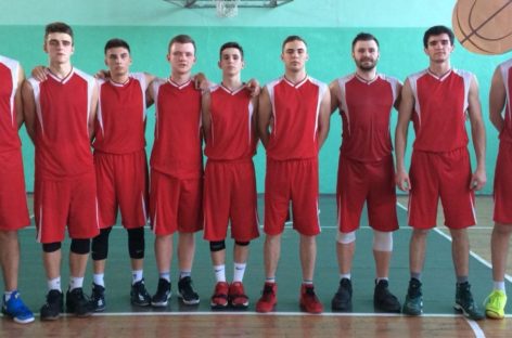 Кто — кого? В ДЮСШ идет городской чемпионат по баскетболу среди мужчин