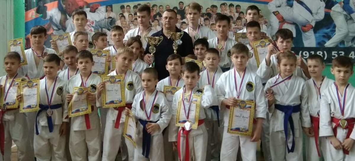Сальский клуб «Боец» принял гостей на соревнованиях по рукопашному бою