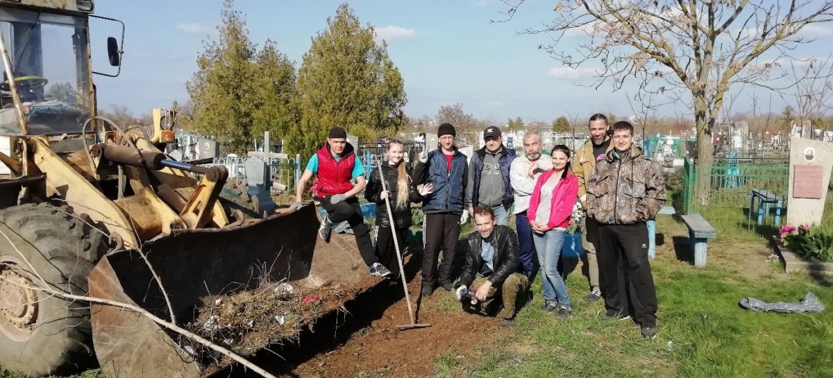Сальчане убрали территорию старого кладбища