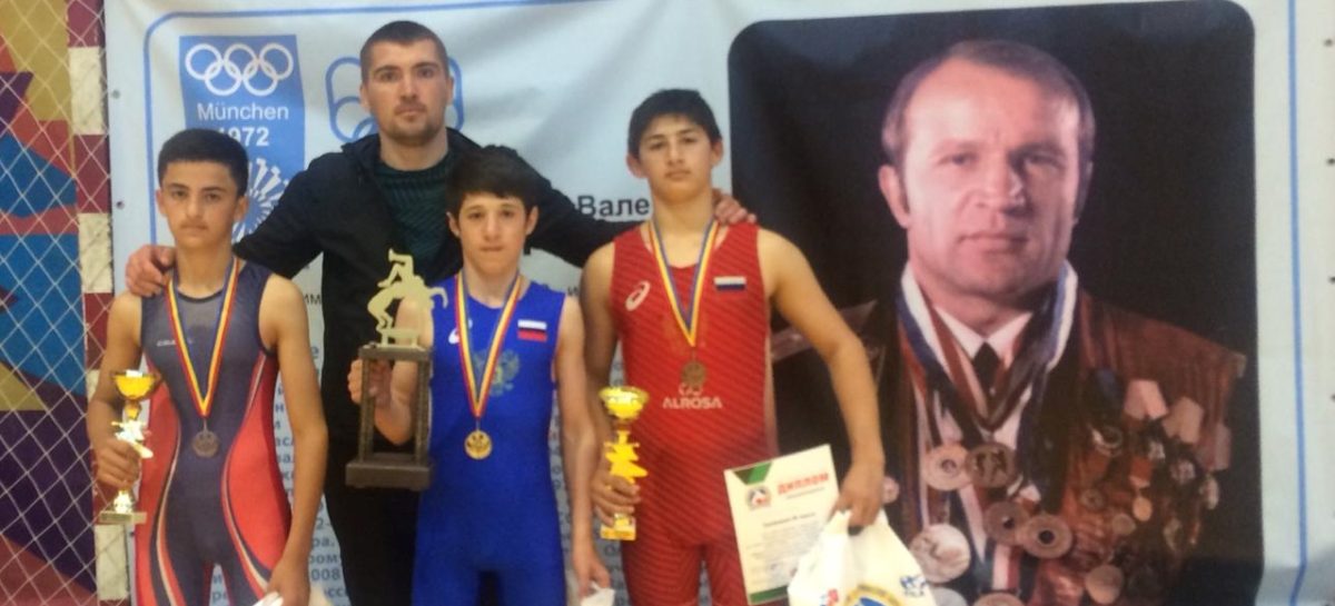 Борцы из Гиганта принесли Сальскому району три медали всероссийского турнира по греко-римской борьбе