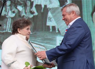 Василий Голубев вручил дипломы творческим династиям Дона
