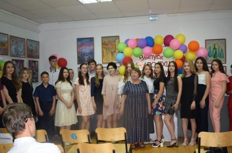 Делают жизнь чуточку ярче: в художественной школе прошел выпускной
