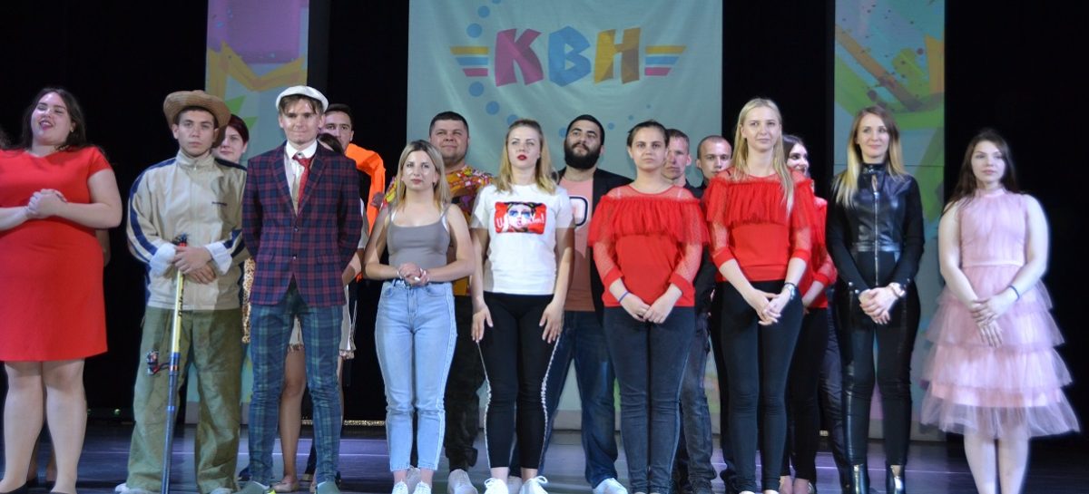 Две девчонки собрали одну команду и выиграли фестиваль КВН