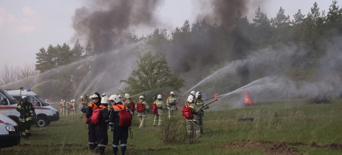 На борьбу с огнем вышел пожарный танк