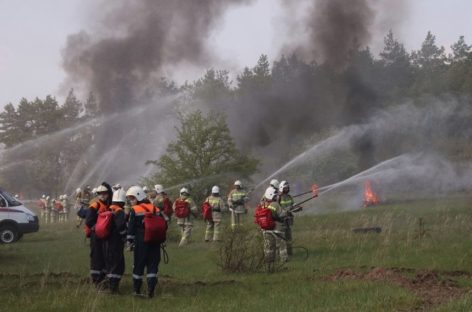 На борьбу с огнем вышел пожарный танк