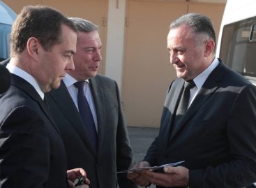 Дмитрий Медведев и Василий Голубев вручили ключи от автомобилей для социальных служб
