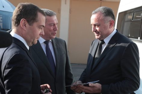 Дмитрий Медведев и Василий Голубев вручили ключи от автомобилей для социальных служб