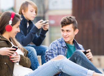 Как подростки могут отдалиться от родителей и попасть в плохую компанию