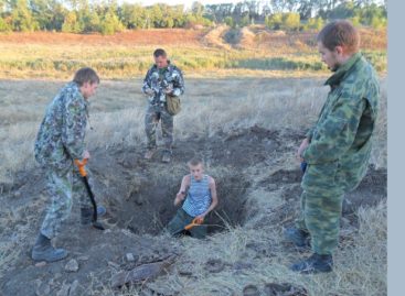 В Константиновском районе обнаружили частицу комсомольского билета красноармейца