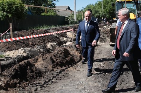 Замену участка водовода в Гукове завершат до конца октября