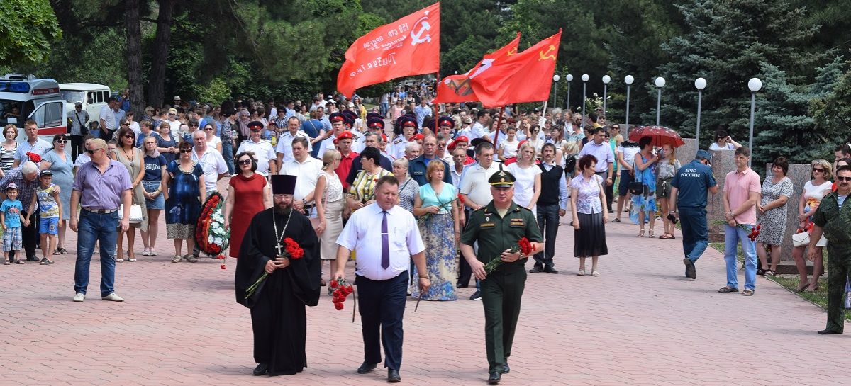 В День памяти и скорби сотни сальчан приняли участие во Всероссийской военно-патриотической акции «Горсть Памяти»