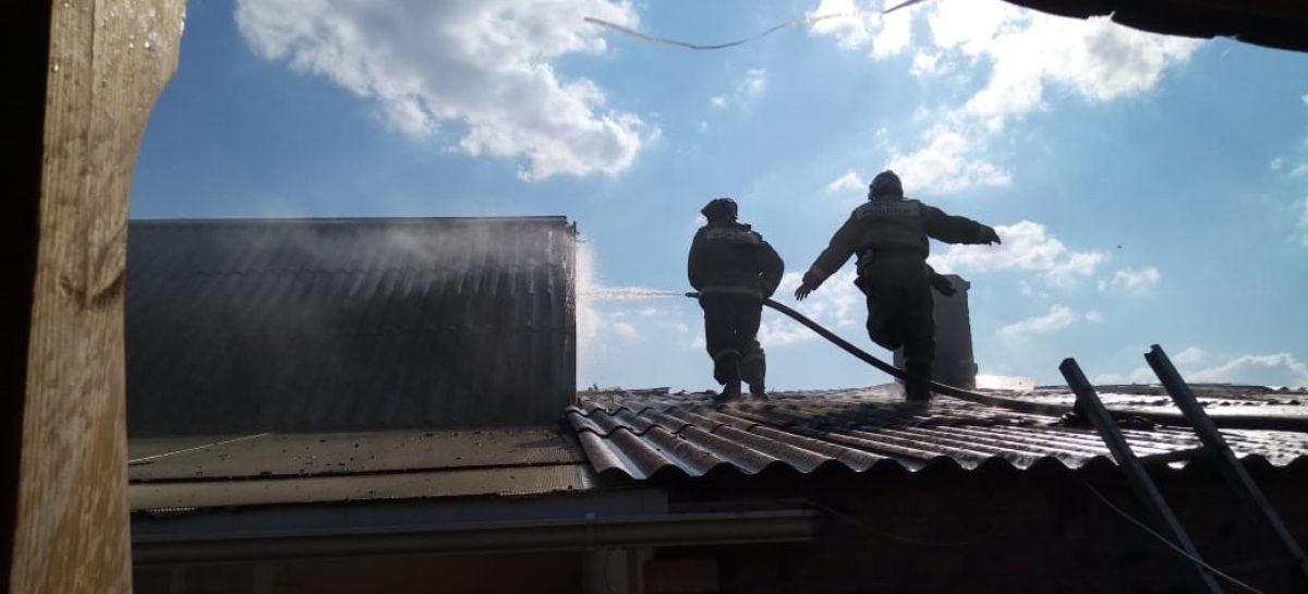 В Сальске, на улице Запорожской, огонь в домовладении от сарая перекинулся на летнюю кухню