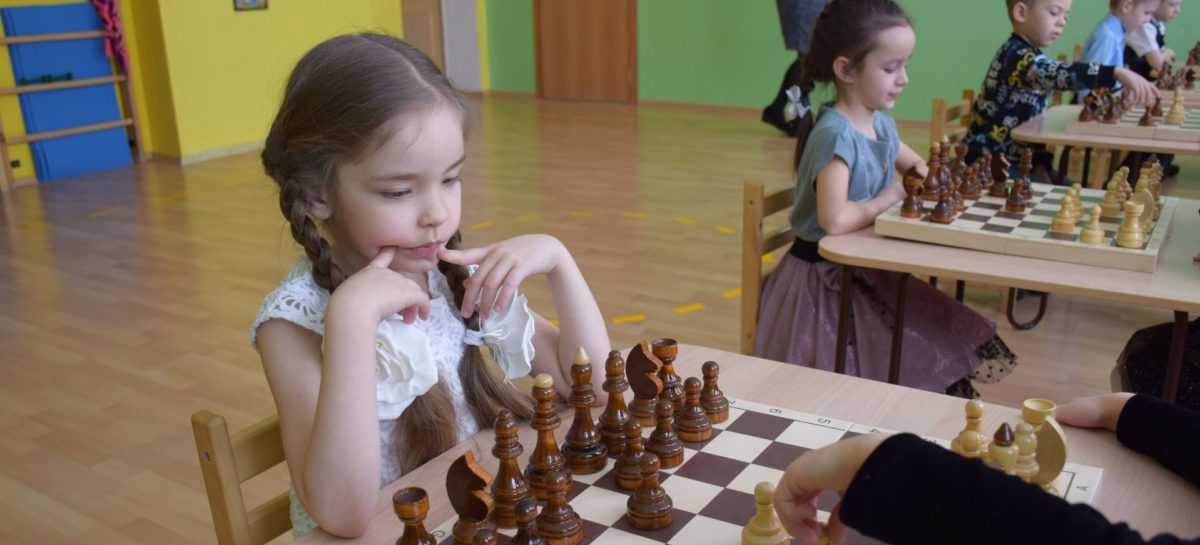 Сложная игра — шахматы — знакома и сальским дошколятам