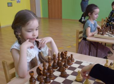 Сложная игра — шахматы — знакома и сальским дошколятам