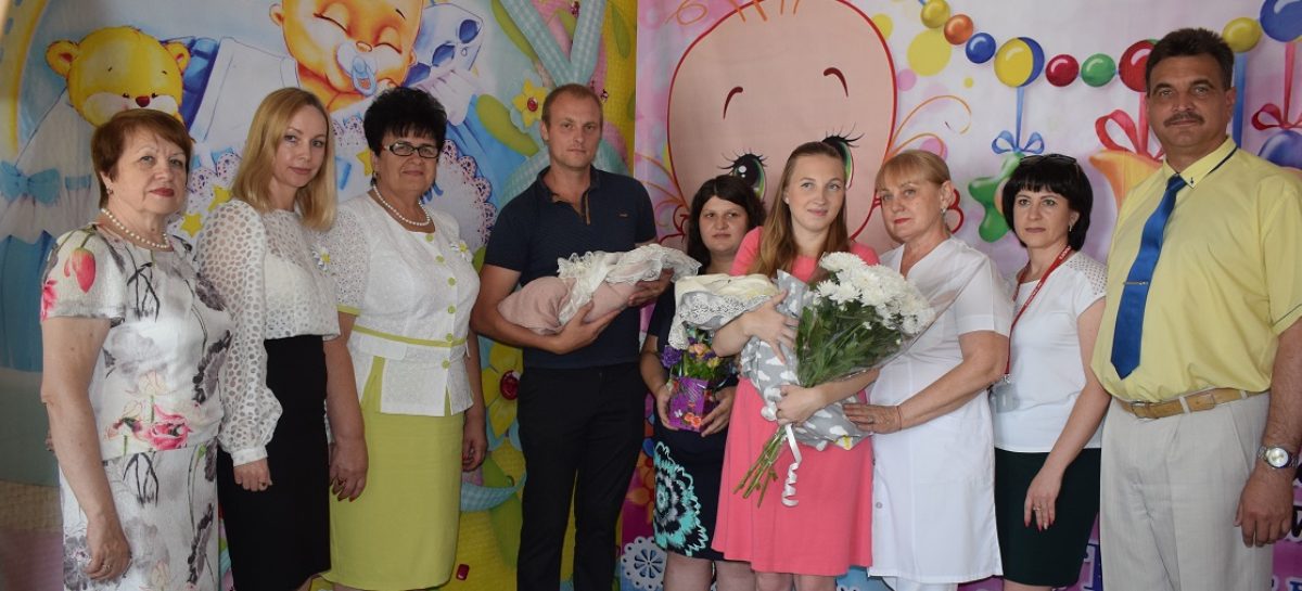 Два юных сальчанина получили свидетельства о рождении прямо в роддоме