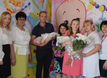 Два юных сальчанина получили свидетельства о рождении прямо в роддоме