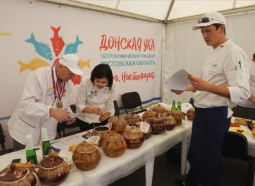 Тысячи туристов съехались на гастрономический праздник «Донская уха»
