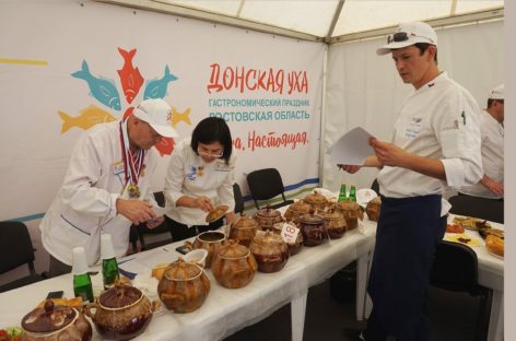 Тысячи туристов съехались на гастрономический праздник «Донская уха»