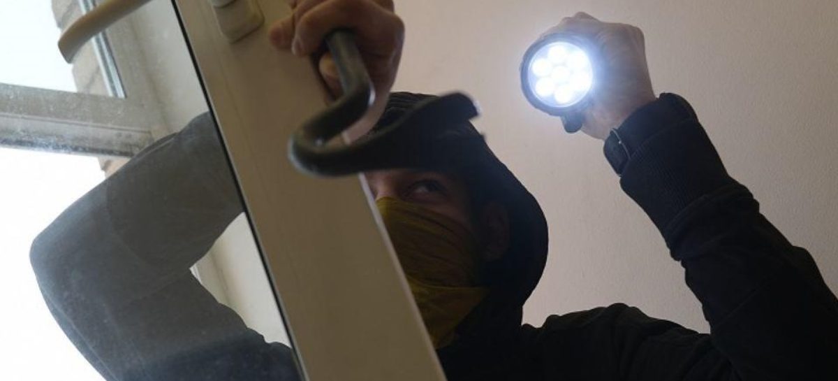 Воры орудуют в домах и магазинах Сальского района