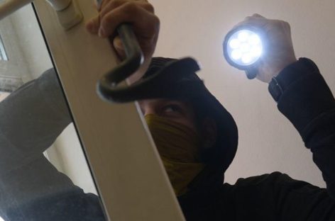 Воры орудуют в домах и магазинах Сальского района