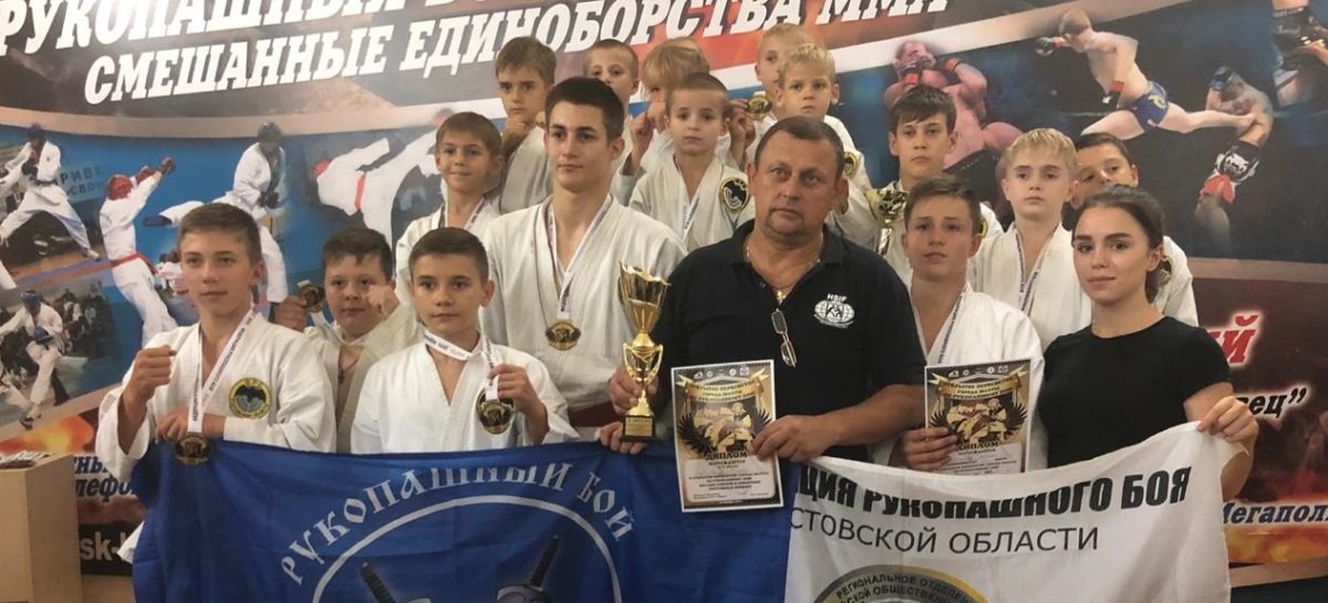 Сальские рукопашники показали класс на ковре в Шахтах
