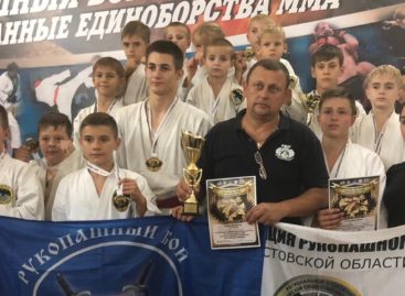 Сальские рукопашники показали класс на ковре в Шахтах