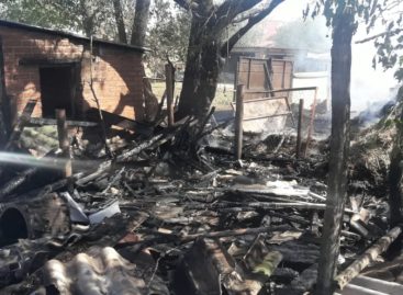 В Сальском районе, в садовом товариществе, сгорел дачный домик