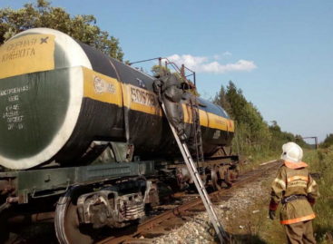 Тушили горящую траву и охлаждали цистерны с серной кислотой