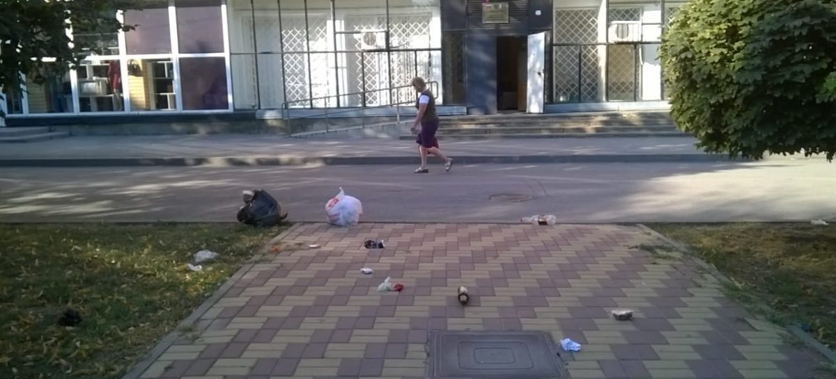Даже центр Сальска не застрахован от мусора