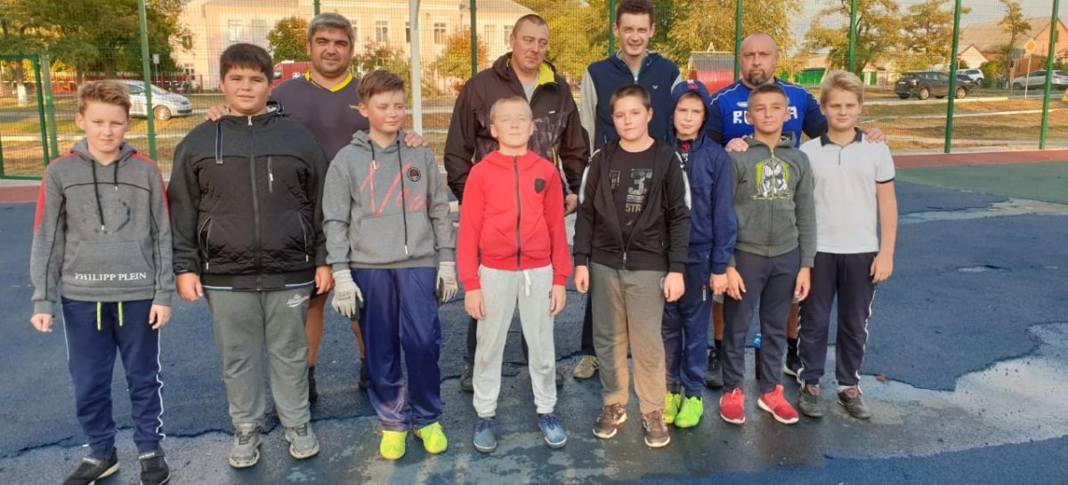 Матч поколений: сальские папы и сыновья сыграли в футбол