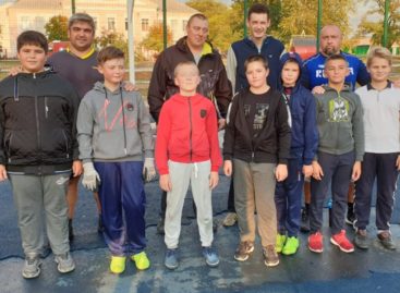 Матч поколений: сальские папы и сыновья сыграли в футбол