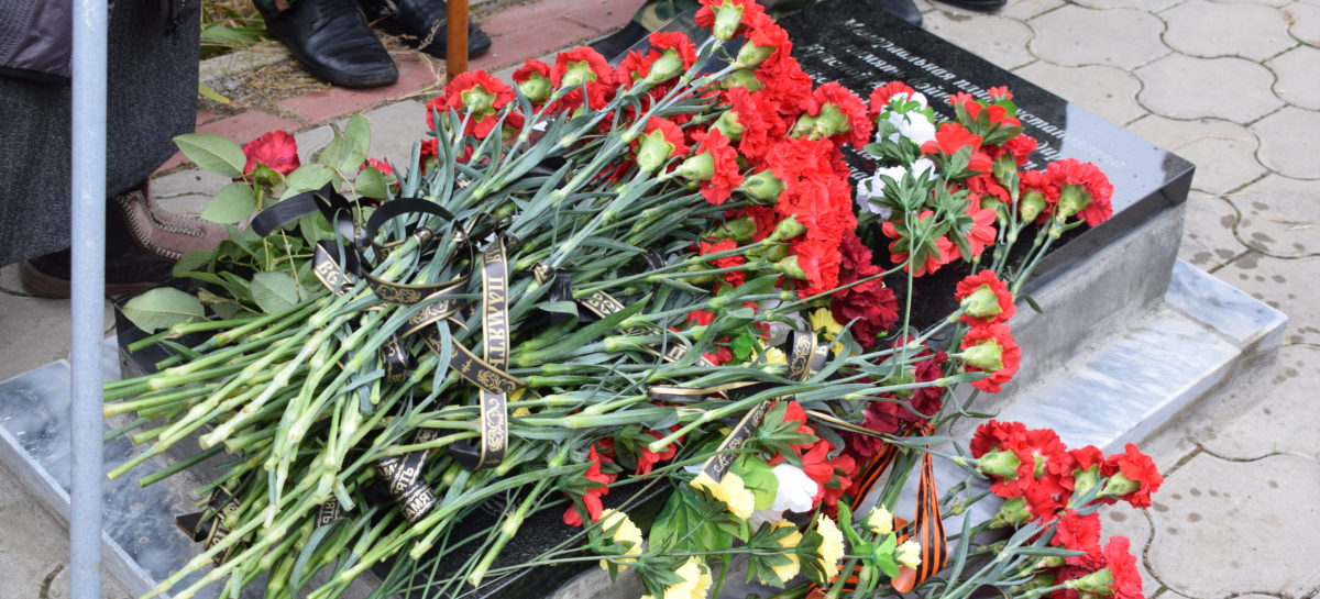 У братской могилы на старом кладбище в Сальске появилась мемориальная плита с двумя именами