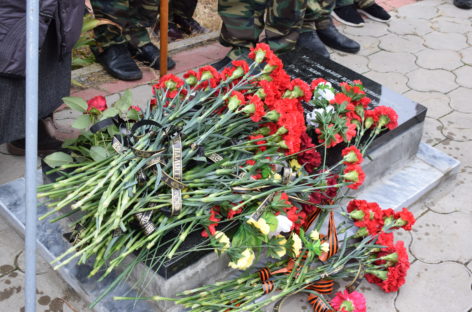 У братской могилы на старом кладбище в Сальске появилась мемориальная плита с двумя именами