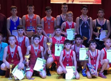 Гигант принял спортсменов из Ростовской области на турнире по борьбе