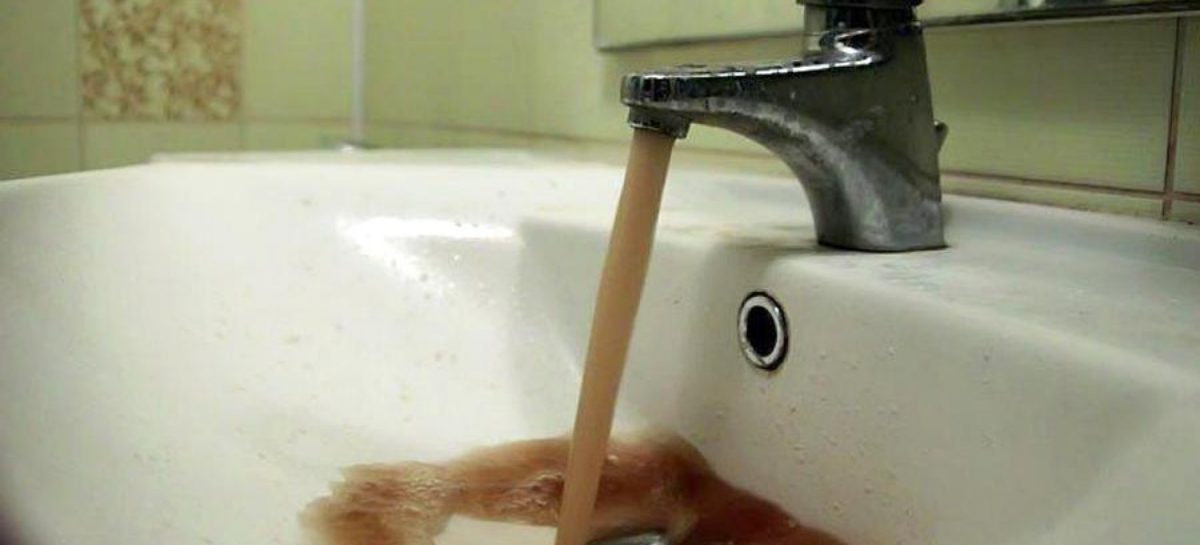 «Цвет настроения — чёрный»: сальчане измучились от грязной водопроводной воды