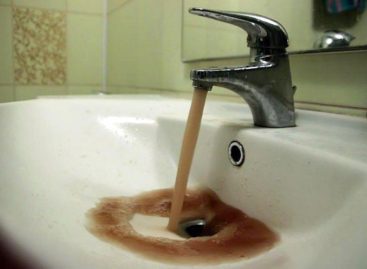 «Цвет настроения — чёрный»: сальчане измучились от грязной водопроводной воды