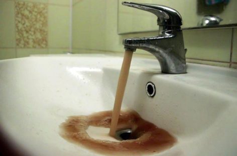«Цвет настроения — чёрный»: сальчане измучились от грязной водопроводной воды