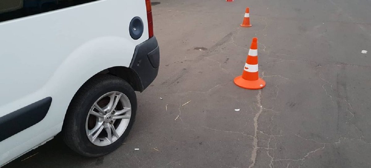 В Сальске, в Рабочем переулке, водитель иномарки, сдавая назад, сбил пожилого пешехода
