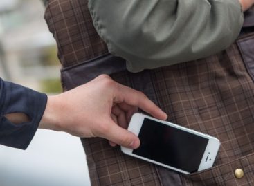В Сальске неизвестные воры крадут телефоны