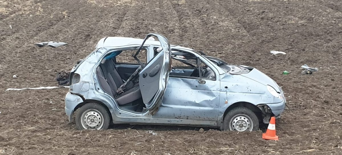 Совершая обгон, «Matiz», съехал с дороги и перевернулся