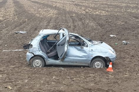 Совершая обгон, «Matiz», съехал с дороги и перевернулся