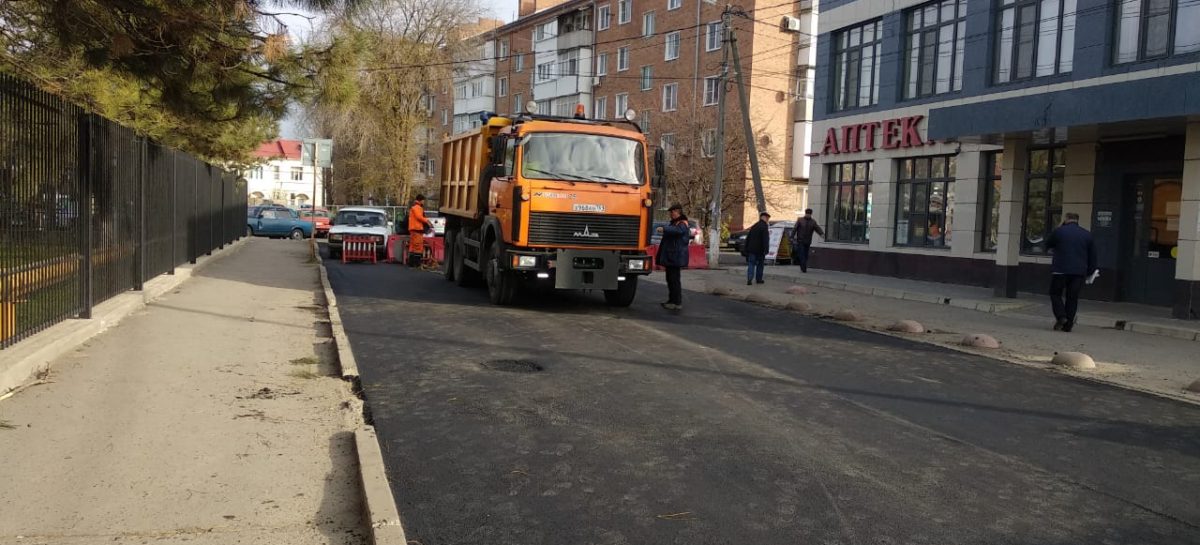 Возле районной больницы в Сальске обновили дорогу