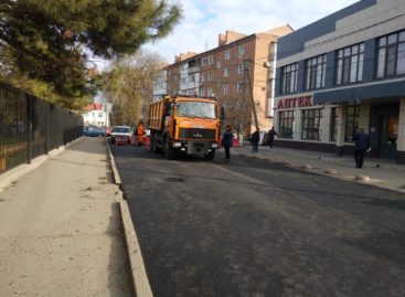 Возле районной больницы в Сальске обновили дорогу
