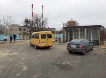 На улице Родниковой монтируют теплый остановочный павильон