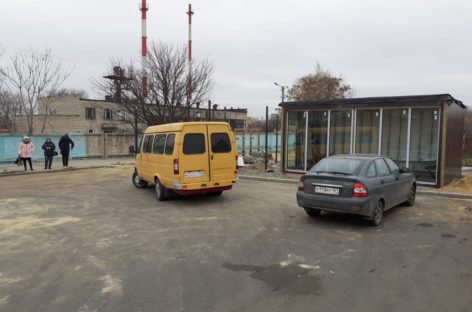 На улице Родниковой монтируют теплый остановочный павильон