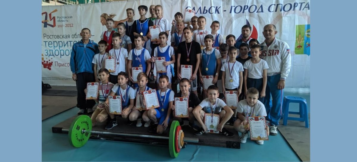 Победили штангу! Сальские тяжелоатлеты соревновались в спорткомплексе
